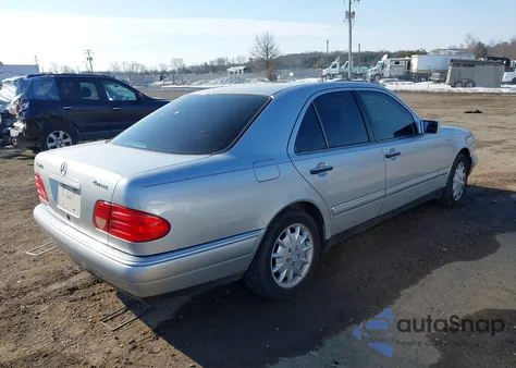 1999 Mercedes-Benz E 320 Awd z USA, uszkodzony, nr VIN WDBJF82H7XX021268